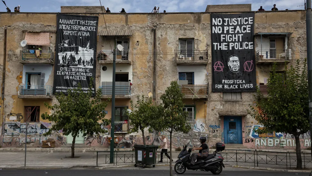 Η πρόσοψη των Προσφυγικών με αναρτημένα πανό της Συνέλευσης Κατειλημμένων Προσφυγικών (ΣΥΚΑΠΡΟ)